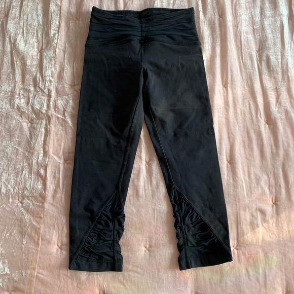 Lululemon Black crops - size 4 π - Picture 1 of 3